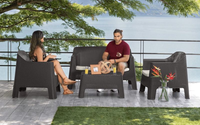 Decoración funcional con muebles de plástico en Guatemala