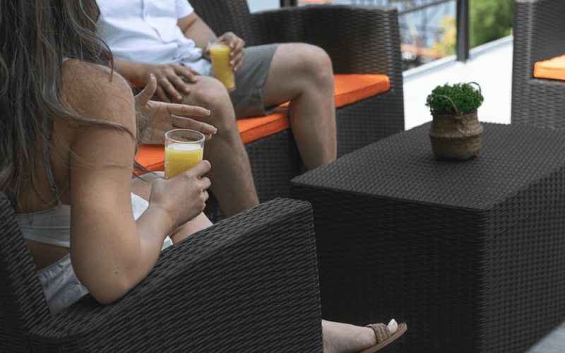 Decoración funcional con muebles de plástico en Panamá