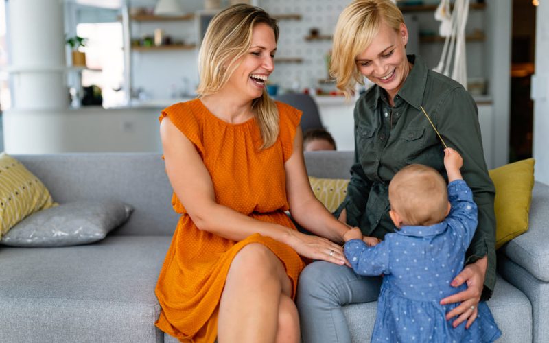 Gestación subrogada para parejas homosexuales: lo que necesitas saber si vives en España